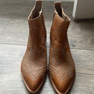 DOLCE VITA - studded tan booties